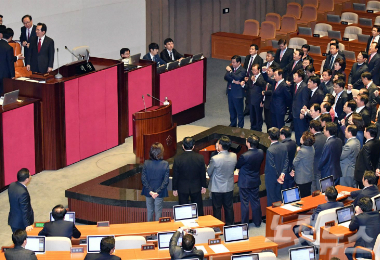 5일 저녁 국회 본회의장에서 새해 예산안 처리를 위한 본회의가 자유한국당이 불참하며 속개된 가운데 뒤늦게 회의장에 들어온 자유한국당 의원들이 국회의장석을 둘러싸고 정세균 의장에게 고성을 지르며 항의하고 있다. 윤창원기자