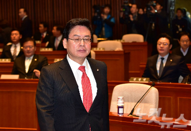 자유한국당 정우택 원내대표가 5일 오전 국회에서 열린 당 의원총회에서 모두발언을 위해 단상으로 향하고 있다. 윤창원기자