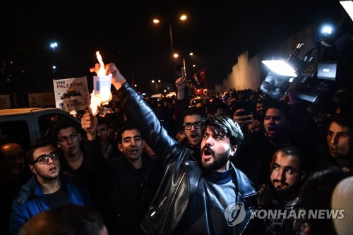 터키 주재 미국 대사관 앞에서 이스라엘 국기 불태우는 시위자들 [AFP=연합뉴스]
