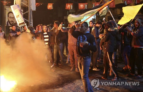 팔레스타인 가자지구에서 항의시위하는 팔레스타인인들 [AP=연합뉴스]