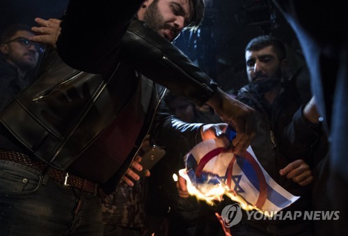터키 이스탄불에서 이스라엘기를 불태우고 도널드 트럼프 미국 대통령을 비난하는 시위대.[EPA=연합뉴스]
