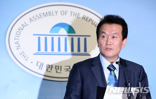 【서울=뉴시스】홍효식 기자 = 고 김대중 전 대통령의 100억 비자금 제보 의혹을 받고 있는 국민의당 박주원 최고위원이 8일 오후 서울 여의도 국회 본청 정론관에서 보도 내용이 사실이 아니다라는 입장을 밝히고 있다. 한편, 국민의당은 이날 오후 긴급 최고위원-국회의원 연석회의를 열어 박주원 최고위원에 대해 당원권 정지와 최고위원직 사퇴 조치를 취했다. 2017.12.08. yesphoto@newsis.com