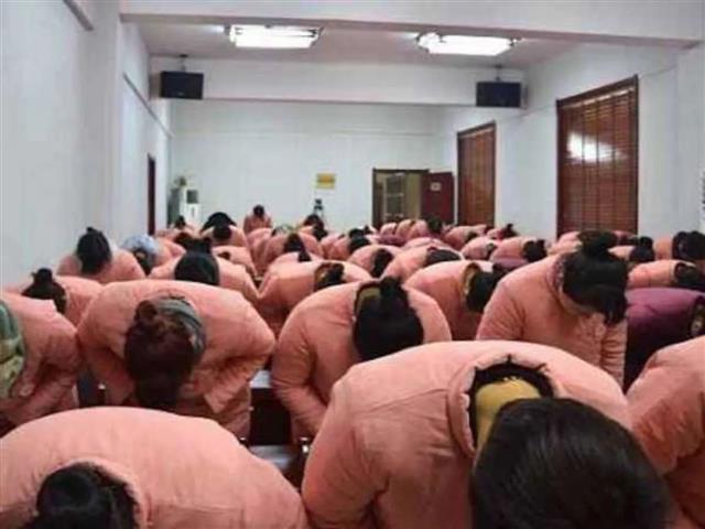 중국 랴오닝성 푸순시의 한 여성도덕 학원이 최근 여성 차별 교육을 실시해 거센 비판을 받고 폐쇄됐다. 이 학원 수강생들이 남편에게 허리를 굽혀 인사하는 법을 배우는 모습.바이두 캡처