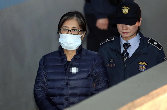 최순실씨가 지난 11월 17일 뇌물수수 혐의 관련 공판에 출석하기 위해 서울중앙지법에 들어서고 있다./연합뉴스 제공