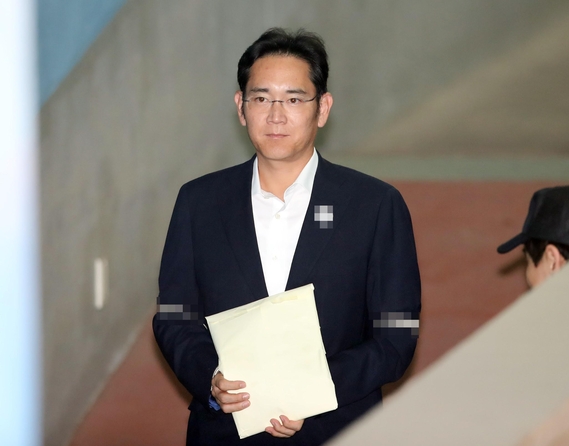 이재용 삼성전자 부회장이 지난 11월 2일 뇌물공여 혐의 관련 항소심 재판을 받기 위해 서울중앙지법으로 들어서고 있다./연합뉴스 제공