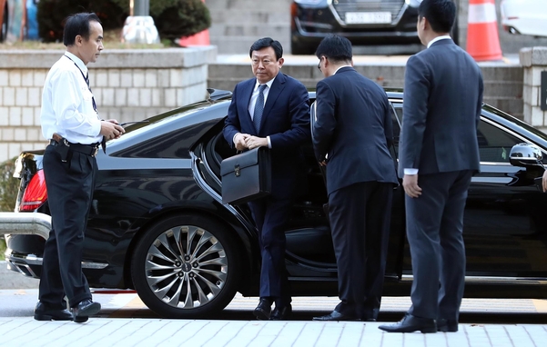 신동빈 롯데그룹 회장이 지난 10월 19일 서울중앙지법에 들어서고 있다./연합뉴스 제공