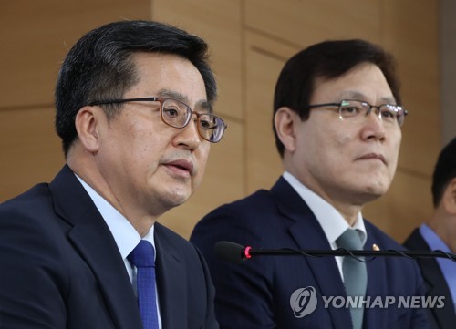 문재인 정부 첫 가계부채 종합대책 (서울=연합뉴스) 이정훈 기자  = 김동연 부총리 겸 기획재정부 장관이 24일 오후 정부서울청사에서 가계부채 종합대책을 발표하고 있다. 왼쪽부터 김동연 부총리, 최종구 금융위원장. 2017.10.24      uwg806@yna.co.kr