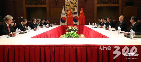 아시아태평양경제협력체(APEC) 정상회의를 참석 중인 문재인 대통령이 11일 (현지시간) 베트남 다낭 크라운플라자 호텔에서 시진핑 중국 국가주석과 정상회담을 하고 있다. (청와대  페이스북) 2017.11.12/뉴스1