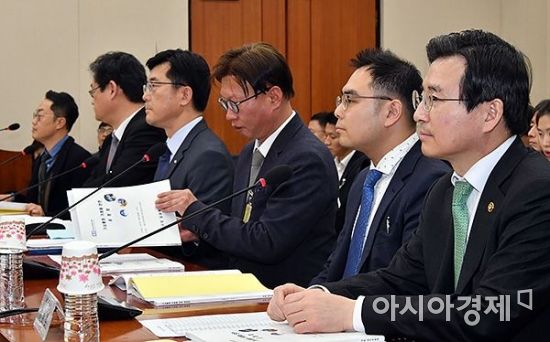 지난 4일 국회에서 열린 가상통화 거래에 관한 공청회.이날 공청회에는 김진화 블록체인협회 공동대표, 이천표 서울대 명예교수, 정순섭 서울대 법학전문대학원교수, 차현진 한국은행 금융결제국장, 한경수 법무법인 위민 대표, 홍기훈 홍익대 교수, 김용범 금융위 부위원장 등이 참석했다.(사진 = 윤동주 기자)