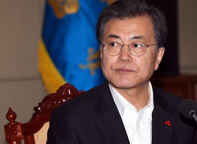 문재인 대통령이 지난 11일 청와대 여민관에서 열린 수석ㆍ보좌관 회의를 주재하고 있다. 고영권 기자