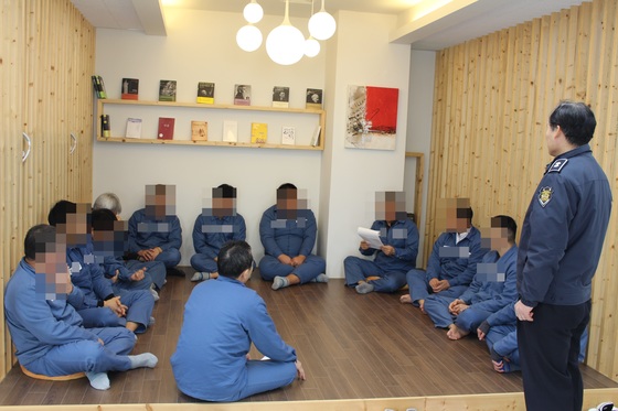 정읍교도소 내 문화센터에서 독후감을 발표하는 수용자들. [사진 정읍교도소]