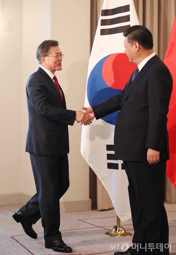 문재인 대통령이 6일 (현지시간) 독일 베를린 인터콘티넨탈 호텔에서 열린 한-중 정상회담에서 시진핑 중국 국가주석과 악수를 하고 있다. (청와대 페이스북) 2017.7.6/뉴스1  <저작권자 © 뉴스1코리아, 무단전재 및 재배포 금지>