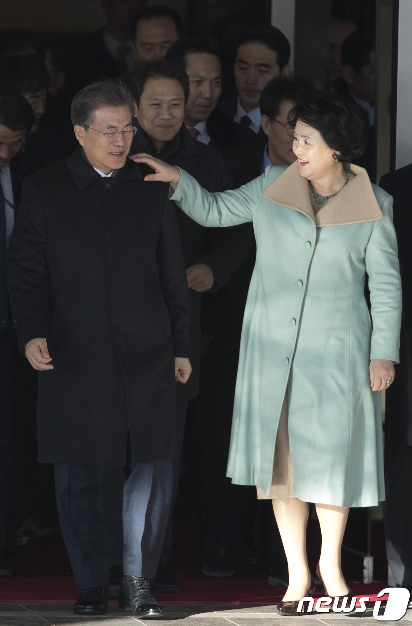 文대통령 옷매무새 가다듬는 김정숙 여사