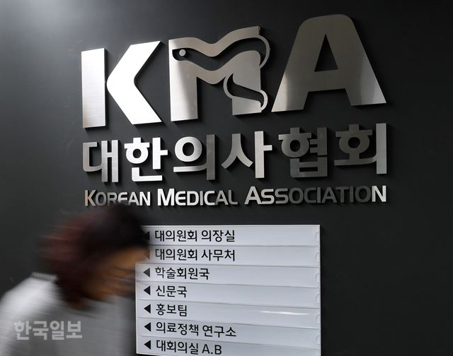 12일 오후 용산구 한강로 대한의사협회에 관계자가 드나들고 있다. 고영권기자youngkoh@hankookilbo.com