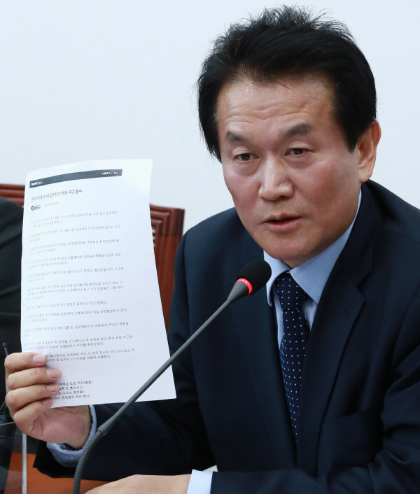 김대중 전 대통령 비자금 제보 의혹을 받고 있는 국민의당 박주원 최고위원이 13일 오전 국회 당 대표실에서 열린 최고위원회의에 참석해 관련 의혹을 해명하고 있다.  연합뉴스