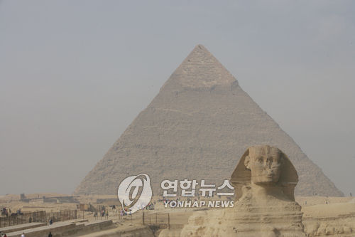 카이로 외곽 기자지역에 있는 쿠푸왕의 대피라미드와 스핑크스