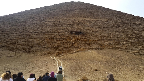 붉은 피라미드 입구를 향해 올라가는 관광객들