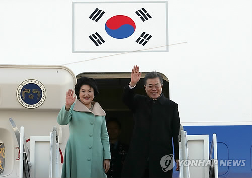 출국하는 문 대통령 내외 (성남=연합뉴스) 김주형 기자 = 문재인 대통령과 부인 김정숙 여사가 중국 국빈방문을 위해 13일 오전 성남 서울공항을 통해 출국하며 전용기에 올라 손들어 인사하고 있다.       kjhpress@yna.co.kr