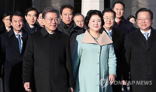 전용기 향하는 문 대통령 내외 (성남=연합뉴스) 김주형 기자 = 문재인 대통령과 부인 김정숙 여사가 중국 국빈방문을 위해 13일 오전 성남 서울공항에 도착해 환송 나온 인사들과 전용기로 향하고 있다.       kjhpress@yna.co.kr