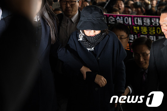 '비선 실세 국정 농단' 의혹의 중심에 있는 최순실(60ㆍ최서원으로 개명)씨가 31일 오후 피의자 신분으로 조사를 받기 위해 서울 서초동 서울중앙지검으로 출두하고 있다.2016.10.31/뉴스1 © News1 유승관 기자