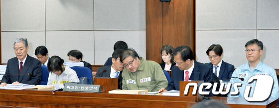 '국정농단' 사태의 주범인 최순실, 안종범 전 청와대 정책조정수석, 정호성 전 부속비서관이 5일 오후 서울중앙지법 형사합의22부(김세윤 부장판사) 심리로 열린 첫 공판 기일에 피고인 신분으로 출석하고 있다. 2017.1.5/뉴스1 © News1 사진공동취재단