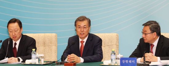 중국을 국빈 방문 중인 문재인 대통령이 13일 오후 베이징 조어대 14호각 목단청에서 열린 한중 비즈니스 라운드테이블에서 인사말을 하고 있다. 왼쪽은 박용만 대한상의 회장, 오른쪽은 장쩡웨이 중국국제무역촉진위원회(CCPIT) 회장. 사진=연합뉴스