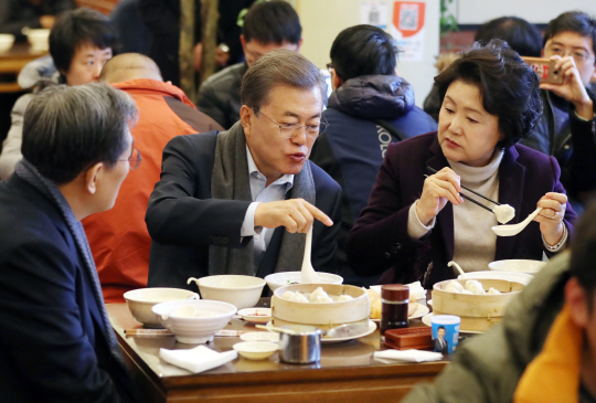 中 서민식당 찾은 文 : 문재인 대통령과 김정숙 여사가 14일 오전 숙소인 댜오위타이 인근 조식 전문점 용허셴장에서 중국 전통 아침 메뉴인 유탸오와 더우장 등으로 식사를 하고 있다.   연합뉴스
