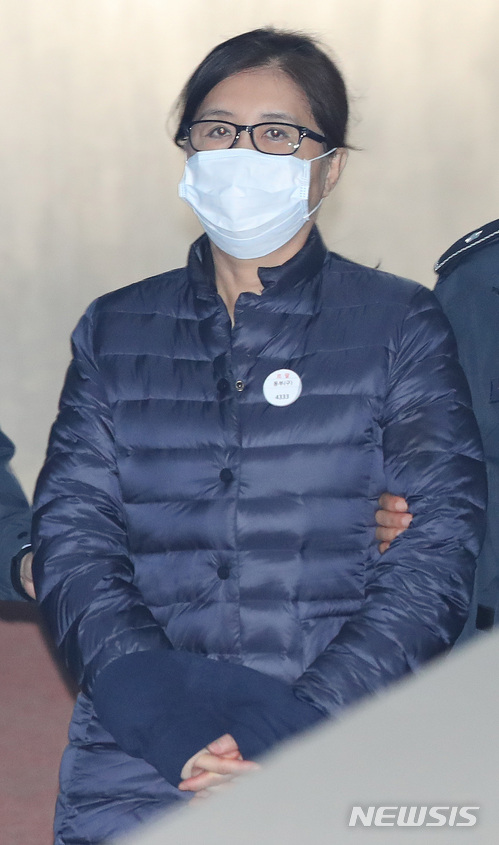 【서울=뉴시스】김선웅 기자 = 박근혜 정부의 '비선 실세' 최순실 씨가 13일 오전 서울 서초구 서울중앙지방법원에서 열린 국정농단 사건 41차 공판에 출석하고 있다. 2017.12.13. mangusta@newsis.com