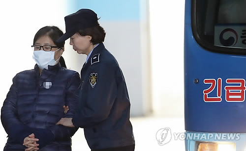 최순실, 법정으로 (서울=연합뉴스) 윤동진 기자 = 박근혜 정부 '비선실세' 최순실 씨가 13일 오전 서초구 서울중앙지법에서 열리는 국정농단 사건 관련 공판에 출석하기 위해 호송차에서 내리고 있다. 2017.12.13 mon@yna.co.kr