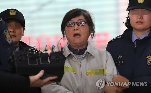 소리치는 최순실 (서울=연합뉴스) 하사헌 기자 =  '정신적 충격', '강압 수사' 등의 사유로 박영수 특별검사팀의 출석 요구에 6차례나 응하지 않은 '비선 실세' 최순실씨가 25일 오전 체포영장이 집행돼 서울 강남구 특검 사무실에 출두하며 "민주주의 특검이 아닙니다, 자백을 강요하고 있어요"라고 소리치고 있다. 2017.1.25      toadboy@yna.co.kr