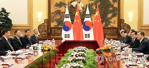 한ㆍ중 확대 정상회담 (베이징=연합뉴스) 배재만 기자 = 중국을 국빈 방문 중인 문재인 대통령이 14일 오후 베이징 인민대회당 동대청에서 시진핑 중국 국가주석과 확대 정상회담을 하고 있다.     scoop@yna.co.kr