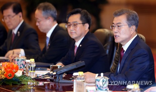 한중 확대 정상회담, 발언하는 문 대통령 (베이징=연합뉴스) 배재만 기자 = 중국을 국빈 방문 중인 문재인 대통령이 14일 오후 베이징 인민대회당 동대청에서 시진핑 중국 국가주석과 확대 정상회담을 하고 있다. 2017.12.14 scoop@yna.co.kr