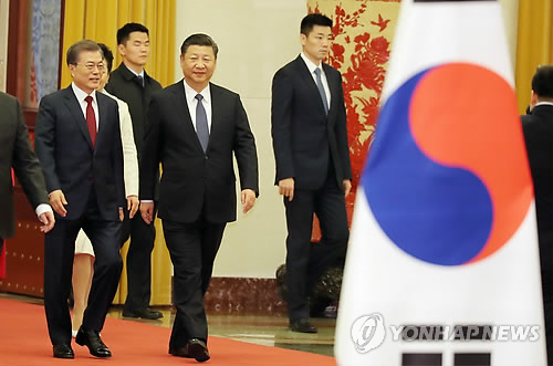 입장하는 두 정상 (베이징=연합뉴스) 배재만 기자 = 문재인 대통령과 시진핑 중국 국가주석이 14일 오후 베이징 인민대회당 북대청에서 열린 공식환영식에 입장하고 있다. 2017.12.14 scoop@yna.co.kr