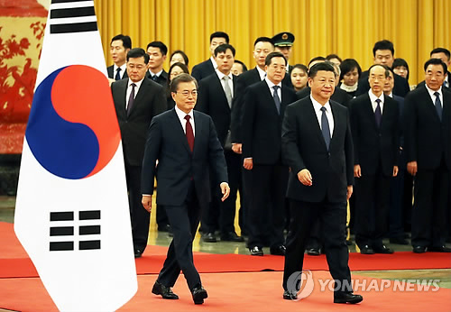 공식환영식 입장하는 '한·중 정상' (베이징=연합뉴스) 배재만 기자 = 문재인 대통령과 시진핑 중국 국가주석 14일 오후 베이징 인민대회당 북대청에서 열린 중국 국빈방문 공식환영식에 입장하고 있다. 2017.12.14 scoop@yna.co.kr