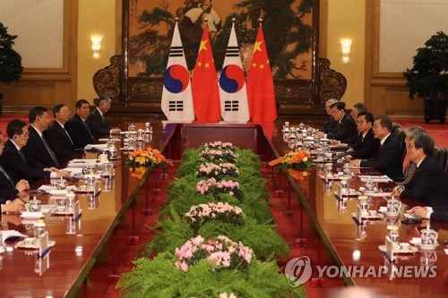 발언하는 문 대통령 (베이징=연합뉴스) 배재만 기자 = 중국을 국빈 방문 중인 문재인 대통령이 14일 오후 베이징 인민대회당 동대청에서 시진핑 중국 국가주석과 확대 정상회담을 하고 있다.     scoop@yna.co.kr