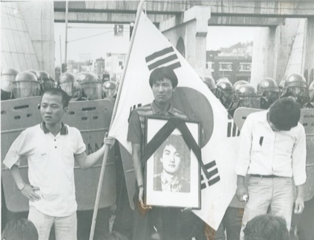 [★톡톡] 김윤석 우현, 故 이한열의 운동화 한 짝을 기억하고 있었다