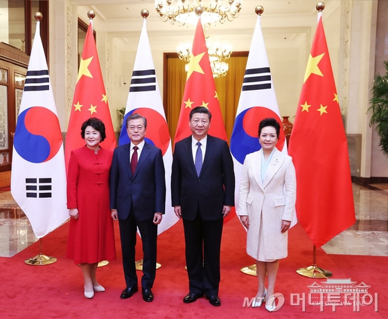 문재인 대통령 내외와 시진핑 중국 국가주석 내외가 14일 오후 베이징 인민대회당 북대청에서 열린 공식환영식에서 기념촬영 하고 있다. (청와대 페이스북) 2017.12.15/뉴스1  <저작권자 © 뉴스1코리아, 무단전재 및 재배포 금지>