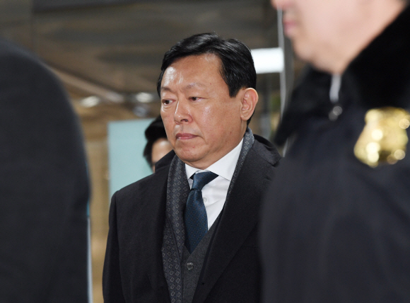 14일 서울 서초구 서울중앙지법에서 열린 ‘박근혜 정부 국정 농단 사건’ 1심 결심공판에 출석하기 위해 신동빈 롯데그룹 회장이 법정으로 향하고 있다.이호정 전문기자 hojeong@seoul.co.kr