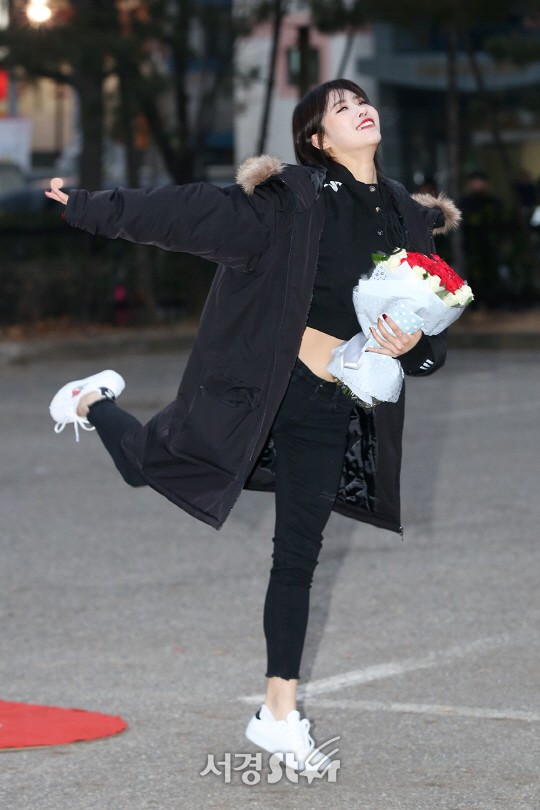 러블리즈 이미주가 15일 오전 서울 영등포구 여의도동 KBS신관 공개홀에서 진행된 KBS2 ‘뮤직뱅크’ 리허설에서 참석하기 위해 출근하고 있다.