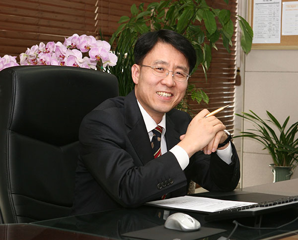 ⓒ이윤 제공 이윤 인천대 교수(위)는 “지역균등 발전 정책이 학술적 틀에 따라 수행되어야 한다”라고 주장한다.