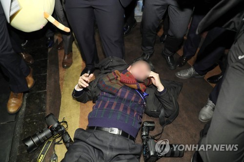 중국 측 경호 관계자 폭행으로 쓰러진 한국 사진기자 (베이징=연합뉴스) 14일 오전 문재인 대통령 국빈방문 행사를 취재하던 한국의 한 사진기자가 베이징 국가회의 중심 B홀에서 중국 측 경호 관계자에게 일방적으로 폭행 당해 쓰러져 있다. '한·중 경제·무역 파트너십 개막식 '에서 스타트업관 이동 중에 폭행당했다. 2017.12.14      kjhpress@yna.co.kr