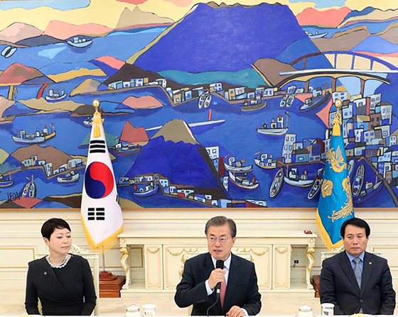 본관 인왕실에 걸린 전혁림 화백의 ‘통영항’.