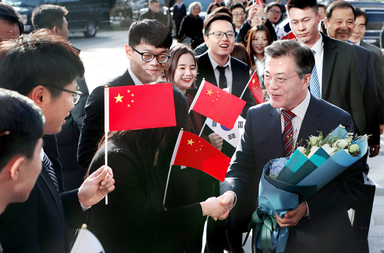 문재인 대통령은 15일 오전 중국 베이징대에서 연설했다. 문 대통령이 행사장으로 들어가기 전 학생들의 환영을 받고 있다. [연합뉴스]