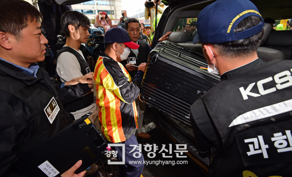 이영학이 지난 10월 서울 중랑구 망우동 자택에서 진행된 현장검증에서 시신을 담은 검정색 캐리어가방을 차량에 싣는 것을 재연하고 있다. / 김기남 기자