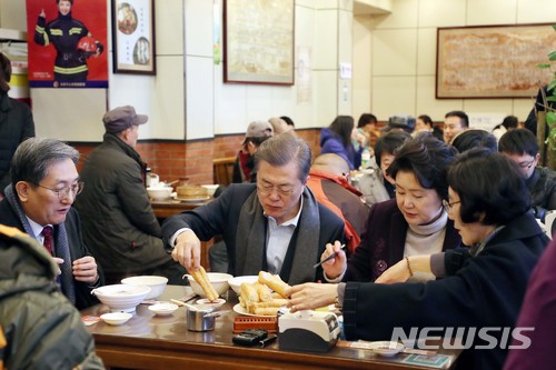 【베이징(중국)=뉴시스】전진환 기자 = 문재인 대통령과 부인 김정숙 여사가 14일 오전(현지시각) 중국 베이징 조어대 인근의 한 현지식당에서 유탸오와 더우장(중국식 두유)으로 아침식사를 하고 있다. 유탸오는 밀가루를 막대 모양으로 빚어 기름에 튀긴 꽈배기 모양의 빵으로 더우장(중국식 두유)에 적셔서 먹는 것으로 중국인들이 즐겨 먹는 아침 메뉴 중 하나다. 2017.12.14. amin2@newsis.com