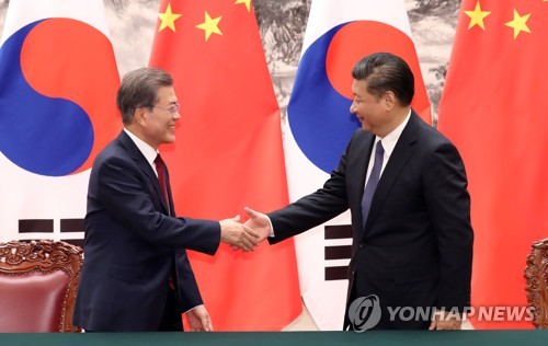 악수하는 한-중 정상 (베이징=연합뉴스) 배재만 기자 = 문재인 대통령과 시진핑 중국 국가주석이 14일 오후 베이징 인민대회당 서대청에서 열린 MOU 서명식을 마치고 악수하고 있다. 2017.12.14