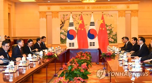 리커창 총리와 면담 갖는 문 대통령 (베이징=연합뉴스) 김주형 기자 = 문재인 대통령과 리커창 중국 총리(오른쪽)가 15일 오후 중국 베이징 인민대회당에서 면담을 하고 있다. 2017.12.15 kjhpress@yna.co.kr