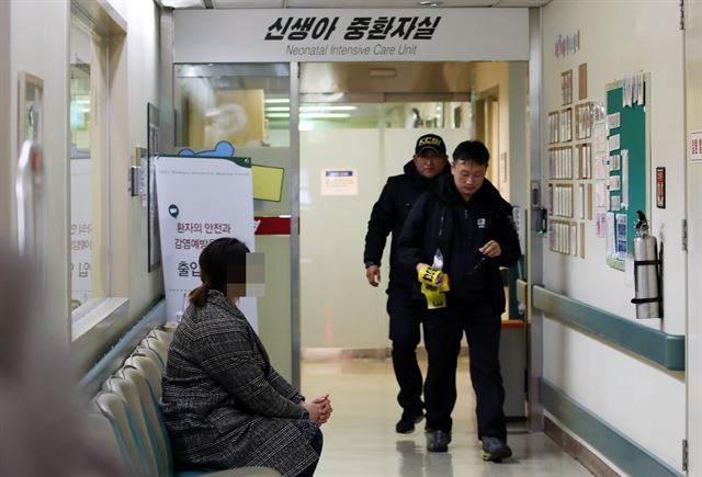 17일 오전 서울 이대목동병원 내 신생아중환자실에서 경찰들이 나오고 있다. 전날 오후 9시부터 11시까지 2시간 동안 이 병원 인큐베이터에 있던 신생아 4명이 잇따라 숨진 사건이 발생해 경찰이 수사에 나섰다. 연합뉴스