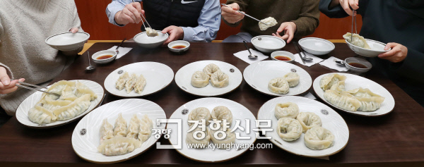 경향신문 산업부 기자들이 지난 12일 회사 인근 칼국숫집에서 갓 조리한 만두를 비교해 맛보고 있다.  이상훈 선임기자 doolee@kyunghyang.com