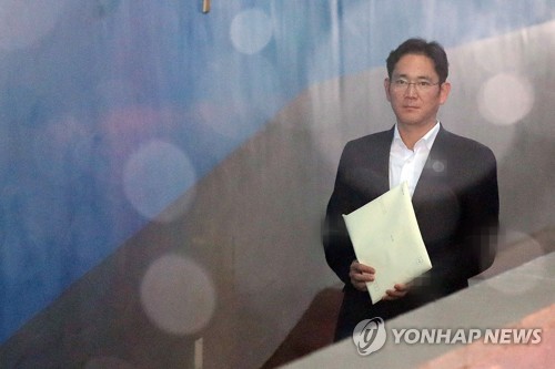 이재용, 눈 내리는 날 법정으로 (서울=연합뉴스) 이지은 기자 = 이재용 삼성전자 부회장이 18일 오전 서울 서초구 서울고등법원에서 열린 항소심 속행 공판에 출석하기 위해 호송차에서 내려 법정으로 향하고 있다. 2017.12.18      jieunlee@yna.co.kr